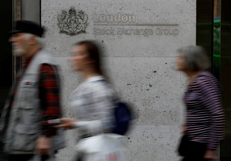 © Reuters. FILE PHOTO: People walk past the entrance of the London Stock Exchange in London