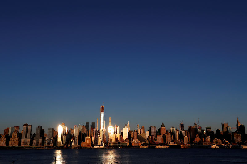 © Reuters. FILE PHOTO: The midtown Manhattan skyline is seen at sunset in New York