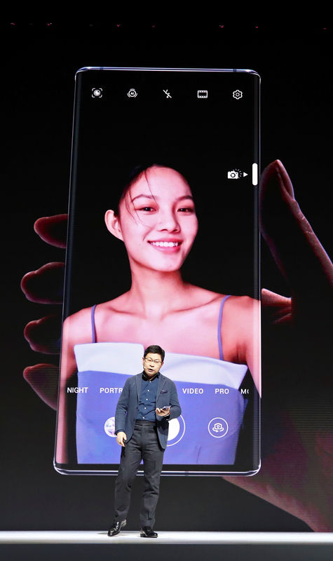 © Reuters. Richard Yu, CEO of Huawei's consumer business group, launches the Mate 30 smartphone range in Munich