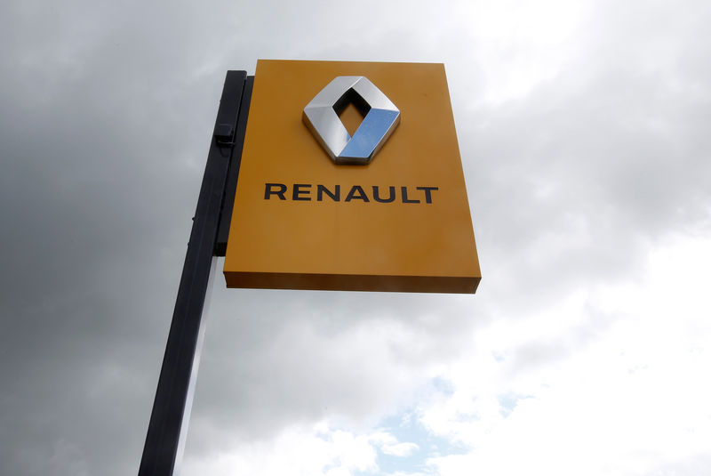 © Reuters. The logo of French car manufacturer Renault is seen at a dealership of the company in Bordeaux