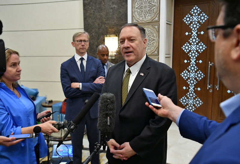 © Reuters. U.S. Secretary of State Mike Pompeo speaks to reporters before departing from al-Bateen Air Base in Abu Dhabi