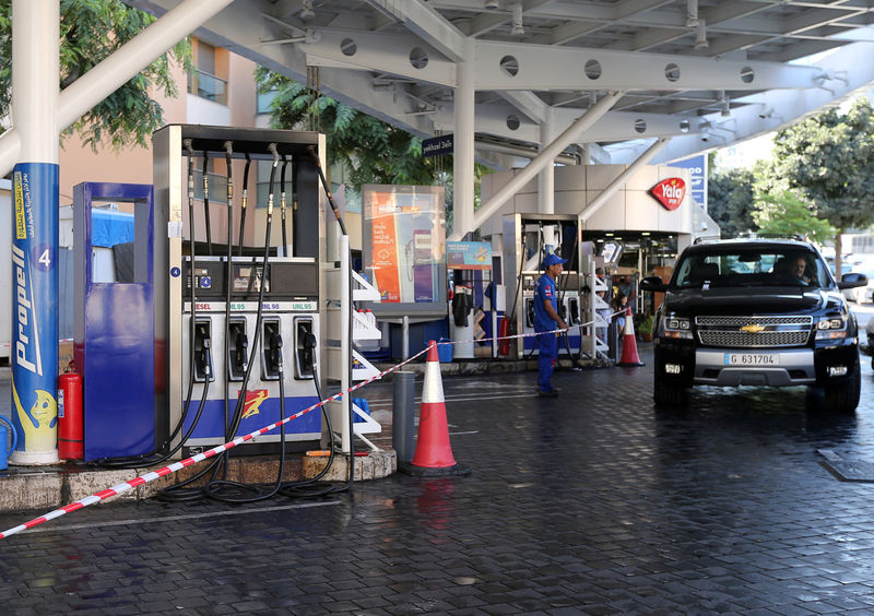 © Reuters. FILE PHOTO: A gas station closes during a protest against tight supply of dollars in Beirut