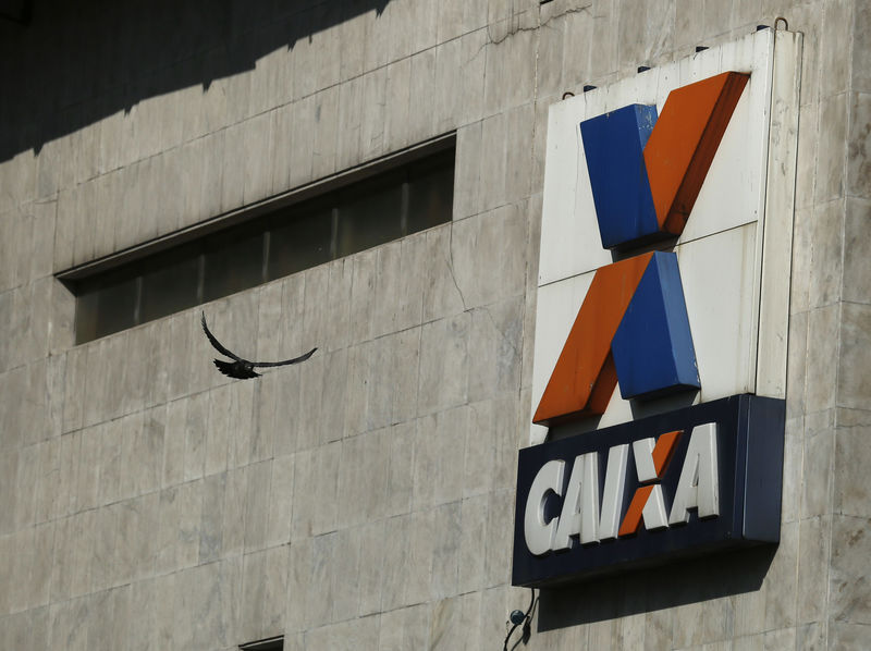 © Reuters. FILE PHOTO: A view shows the company logo of Caixa Economica Federal bank in downtown Rio de Janeiro