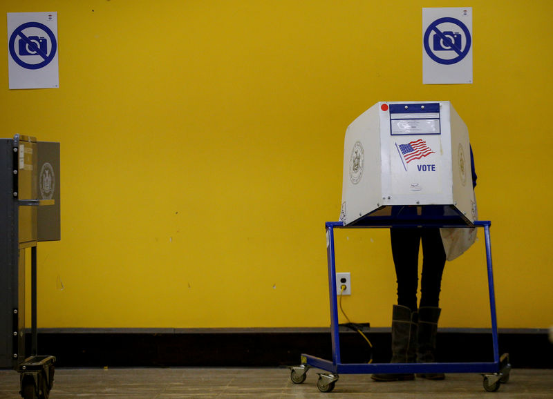 © Reuters. A voter fills her ballot on election day in the Park Slope section of the Brooklyn borough of New York