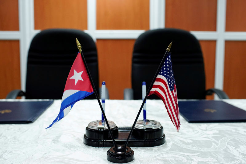 © Reuters. A view of the U.S. and Cuban flags prior to the signing of agreements between the Port of Cleveland and the Cuban Maritime authorities in Havana