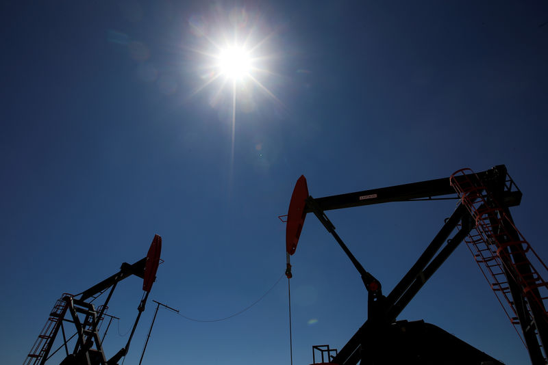 © Reuters. FILE PHOTO: Oil rigs are seen at Vaca Muerta shale oil and gas drilling, in the Patagonian province of Neuquen