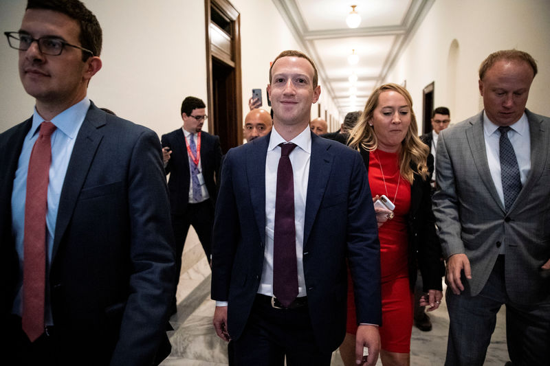 Un asediado Mark Zuckerberg busca amigos en Washington