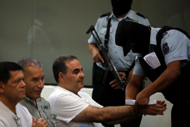 Un tribunal de El Salvador condena a dos años de prisión al expresidente Antonio Saca