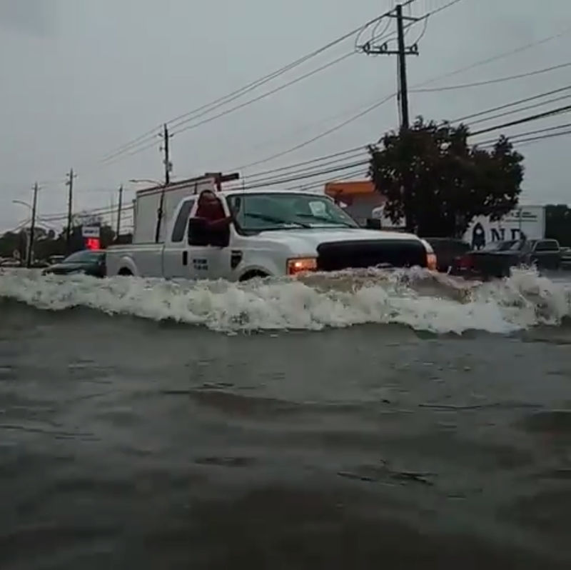 La tormenta Imelda golpea las infraestructuras de la costa del golfo de México en EEUU