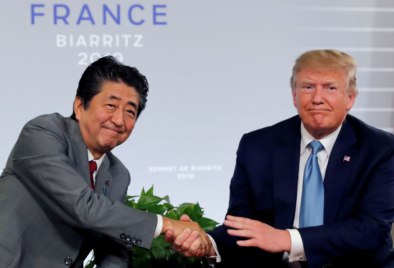 © Reuters. FILE PHOTO: U.S. President Trump and Japan's Prime Minister Abe shake hands at a bilateral meeting during the G7 summit in France