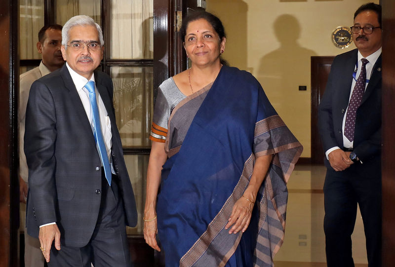 © Reuters. FILE PHOTO: India's Finance Minister Sitharaman and RBI Governor Das arrive to attend the RBI's central board meeting in New Delhi