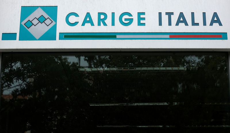 © Reuters. Il logo della Banca Carige presso una filiale a Roma