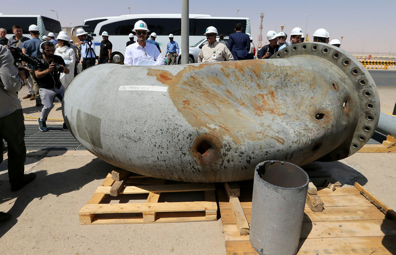 Arábia Saudita mostra danos em instalações petrolíferas atacadas