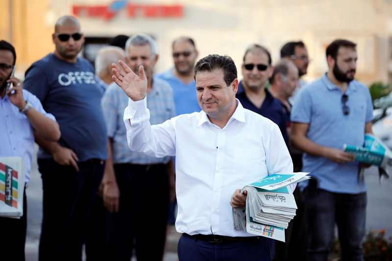 © Reuters. Ayman Odeh, leader of the Joint List, gestures as he hands out pamphlets during an an election campaign event in Tira, northern Israel