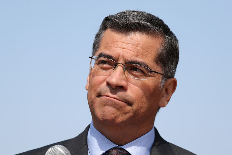 © Reuters. FILE PHOTO: California Attorney General Xavier Becerra speaks about President Trump's proposal to weaken national greenhouse gas emission and fuel efficiency regulations, at a media conference in Los Angeles