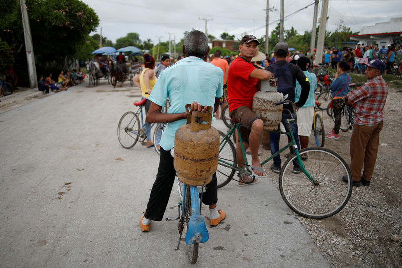 Cuba recorre a gado e fogão a lenha para enfrentar crise de combustíveis em meio a sanções