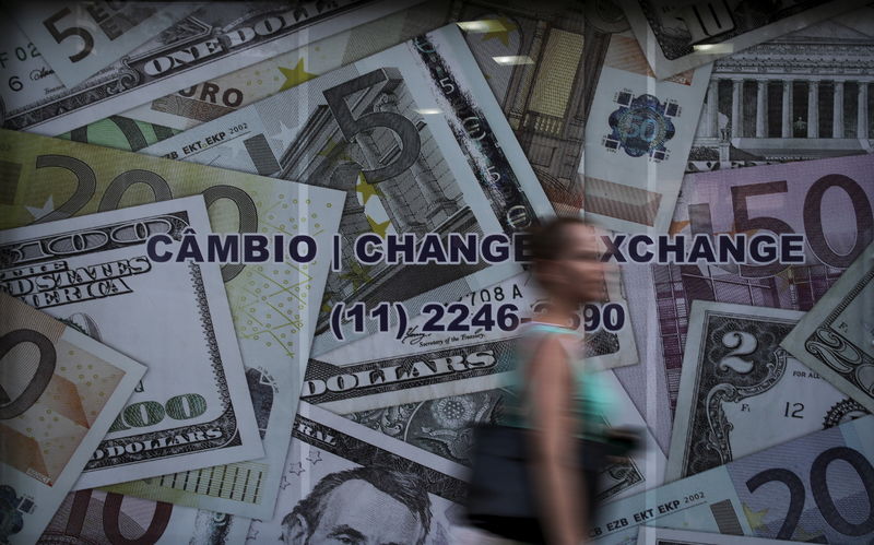 Dólar recua contra o real em sessão volátil marcada por ajustes