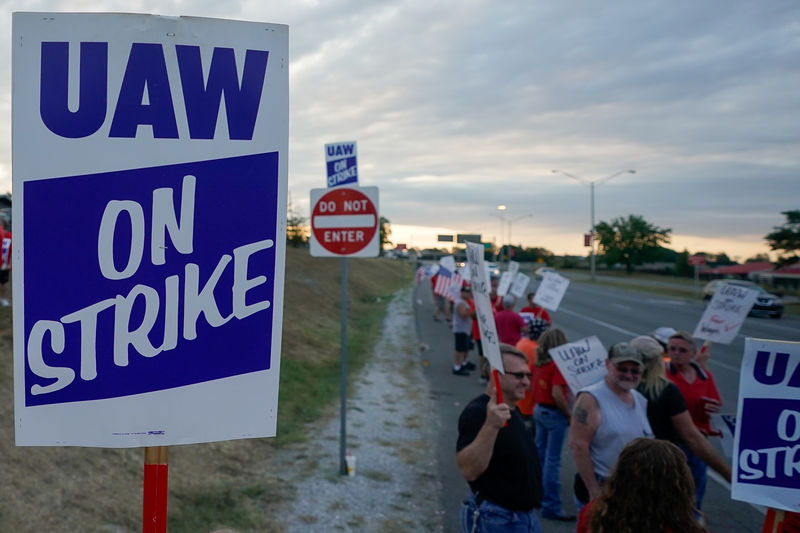 © Reuters. UAW workers strike at the Bowling Green facility
