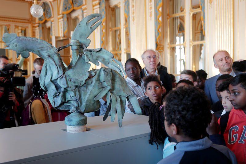 تمثال الديك المتضرر من حريق نوتردام يظهر في معرض بباريس
