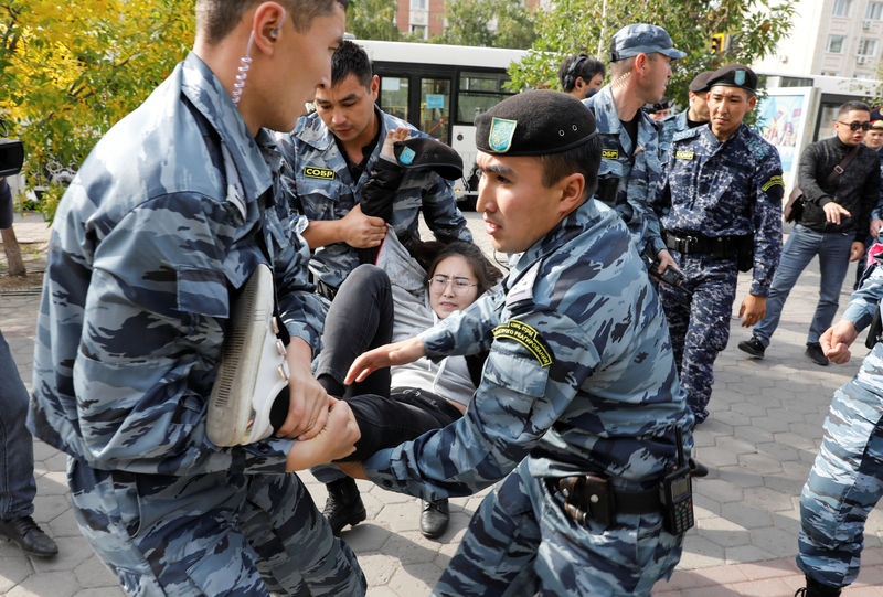 Полиция Казахстана задержала десятки человек на антикитайских митингах