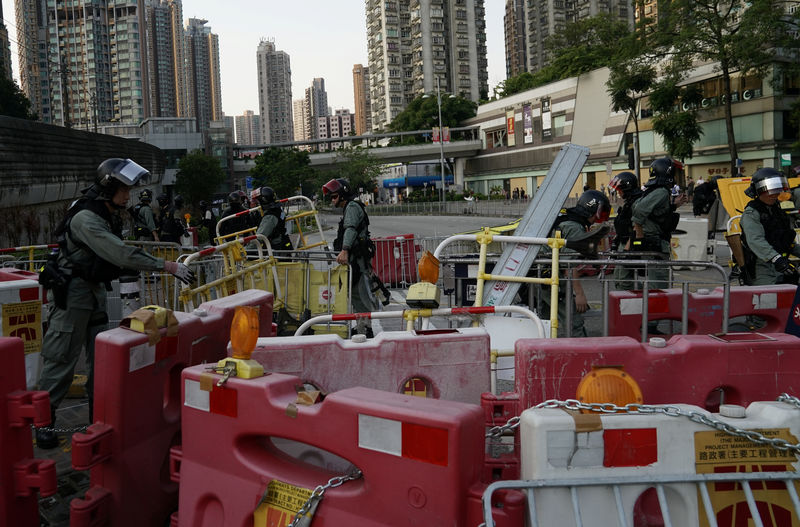 © Reuters. olicías antidisturbios retiran una barricada en Tuen Mun, Hong Kong, China, el 21 de septiembre de 2019