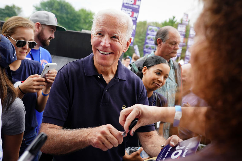 © Reuters. Biden smiles while signing autographs at the Polk County Democrats' Steak Fry in Des Moines, Iowa