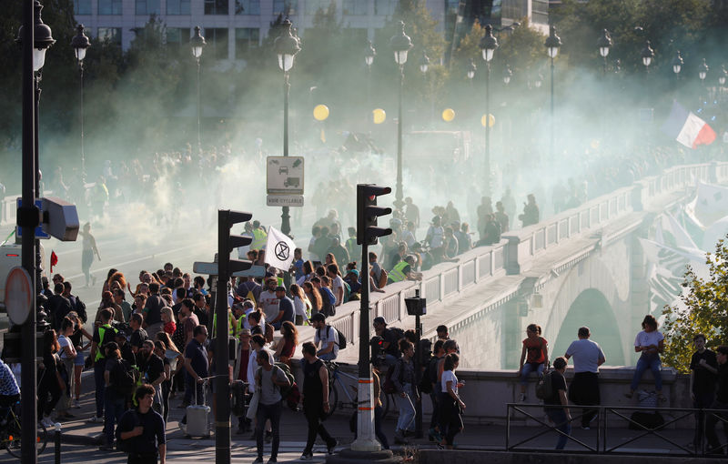La policía francesa detiene a 137 manifestantes y dispersa las protestas de 'black blocs' en París