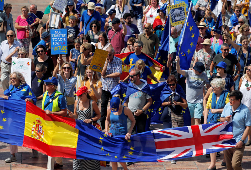 © Reuters. Residentes británicos en España marchan durante una manifestación contra Brexit, en Málaga, España, el 22 de septiembre de 2019