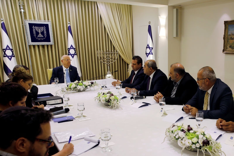 © Reuters. Memebers of the United List party, sits next to Israeli President Reuven Rivlin as he began talks with political parties over who should form a new government, at his residence in Jerusalem