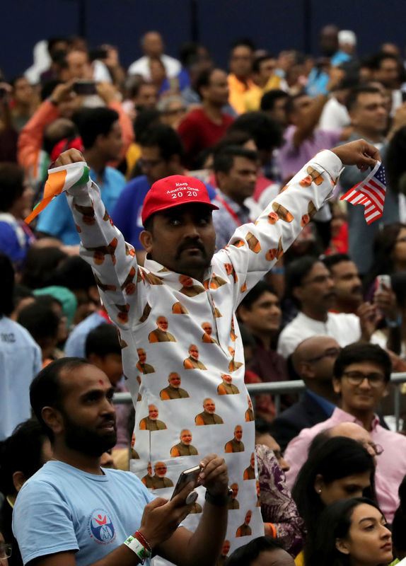 © Reuters. An attendee gestures during the "Howdy Modi" event in Houston