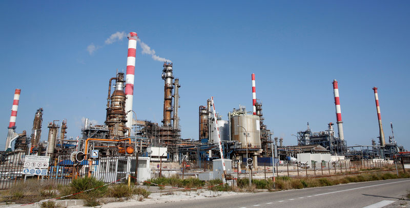 © Reuters. FILE PHOTO: General view of the Fos-Lavera oil hub near Marseille