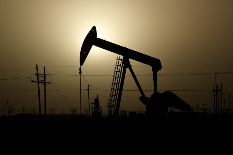 © Reuters. النفط يصعد 1% لشكوك حيال إمدادات سعودية، وتوترات الشرق الأوسط
