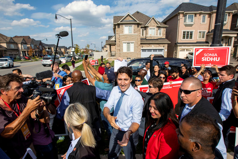 © Reuters. FILE PHOTO: Canada's Prime Minister Justin Trudeau greets supporters after speaking at an election campaign stop in Brampton