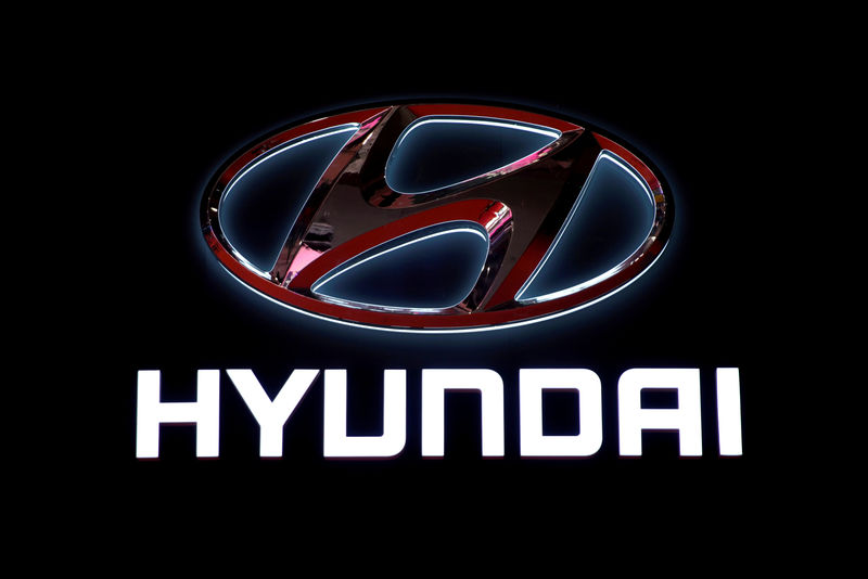 © Reuters. FILE PHOTO: The logo of Hyundai Motor is pictured at the second media day for the Shanghai auto show in Shanghai