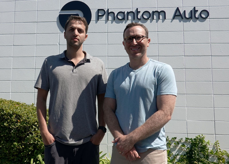 © Reuters. Phantom Auto co-founders Shai Magzimof and Elliot Katz pose for a photo at the company's Silicon Valley headquarters in Mountain View