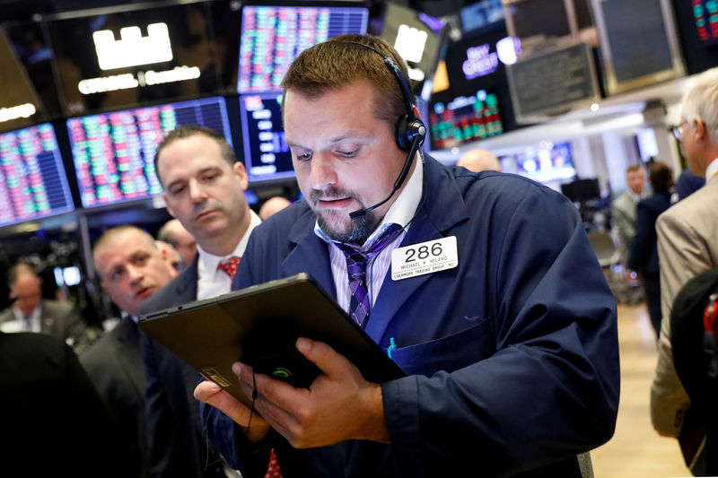 © Reuters. Traders work on the floor at the NYSE in New York