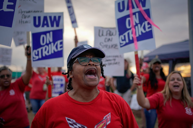 © Reuters. FILE PHOTO: UAW workers strike at the Bowling Green facility