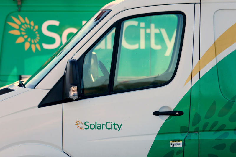 © Reuters. FILE PHOTO: SolarCity trucks are shown in San Diego, California