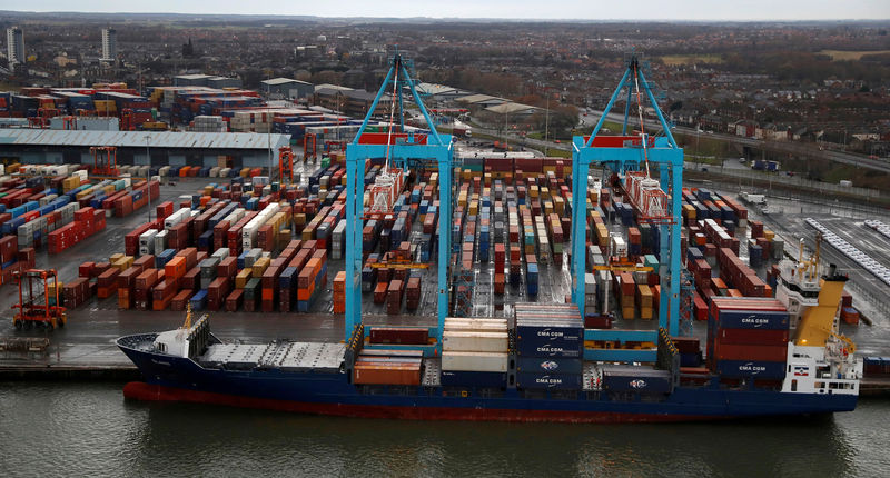 © Reuters. FILE PHOTO: A container ship is unloaded at Peel Ports Liverpool terminal