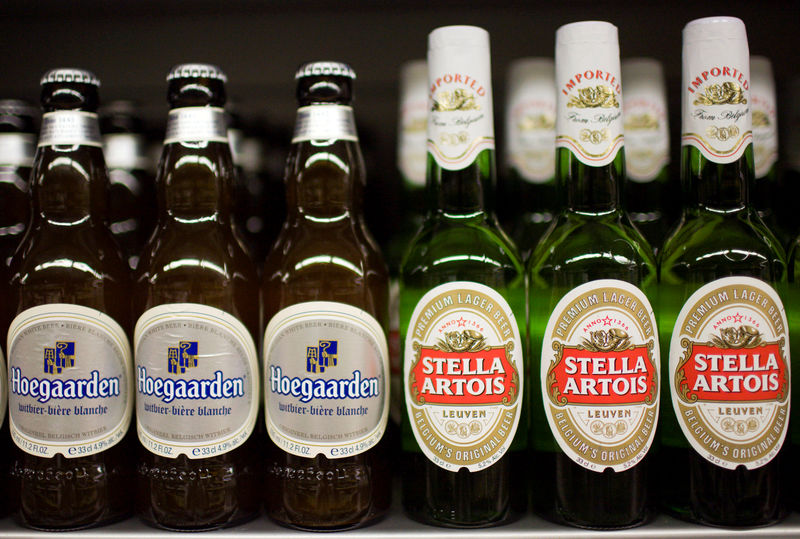 © Reuters. FILE PHOTO: FILE PHOTO - Bottles of Hoegaarden and Stella Artois beer, brands of InBev, are displayed for sale at a store in Hong Kong's Sheung Wan district