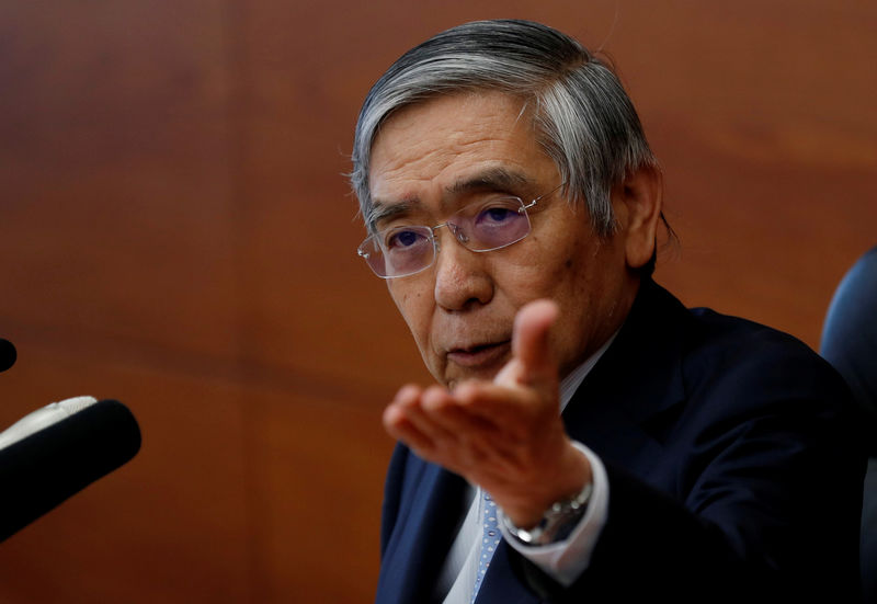 © Reuters. FILE PHOTO: Bank of Japan (BOJ) Governor Haruhiko Kuroda attends a news conference at the BOJ headquarters in Tokyo