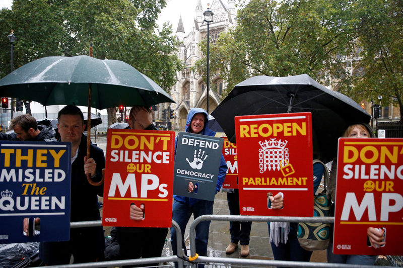 © Reuters. Manifestantes protestan ante el Tribunal Supremo en Londres, Reino Unido, el 24 de septiembre de 2019