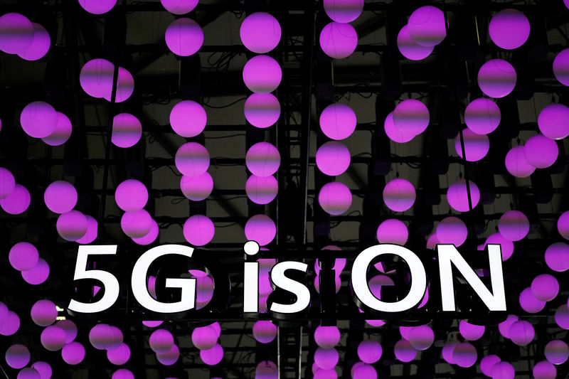 © Reuters. FILE PHOTO: A 5G sign at Huawei's booth at the Mobile World Congress in Shanghai