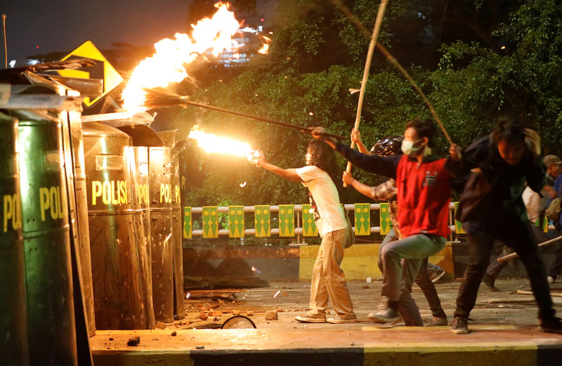La policía indonesia emplea cañones de agua en manifestaciones contra nuevas leyes