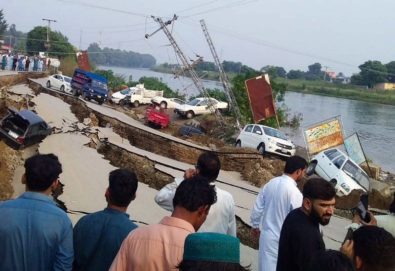 © Reuters. مقتل 22 شخصا في زلزال هدم عشرات المنازل في كشمير الباكستانية