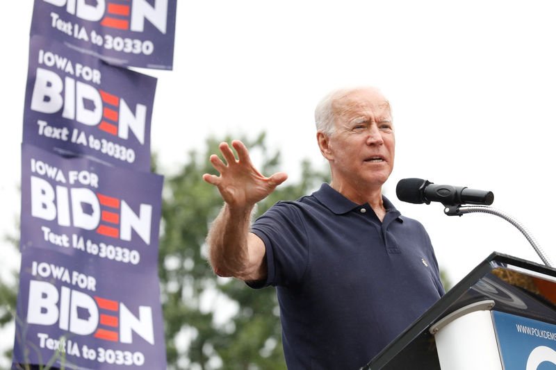 © Reuters. Democratic U.S. presidential candidate Biden speaks at Polk County Democrats Steak Fry in Des Moines, Iowa