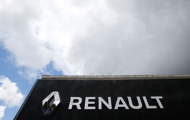 © Reuters. The logo of French car manufacturer Renault is seen at a dealership of the company in Bordeaux