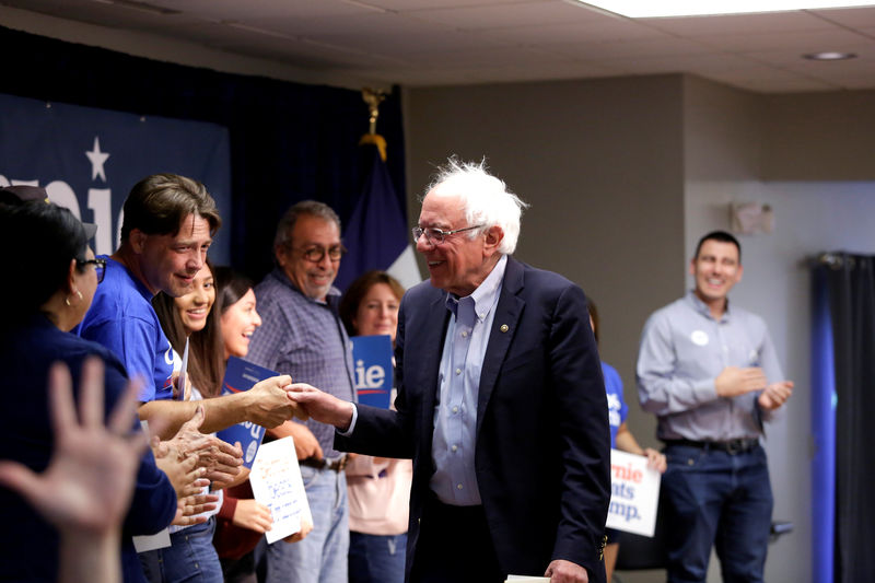 © Reuters. Democratic 2020 U.S. presidential candidate and U.S. Senator Bernie Sanders (I-VT) greets attendees during a campaign event in West Liberty