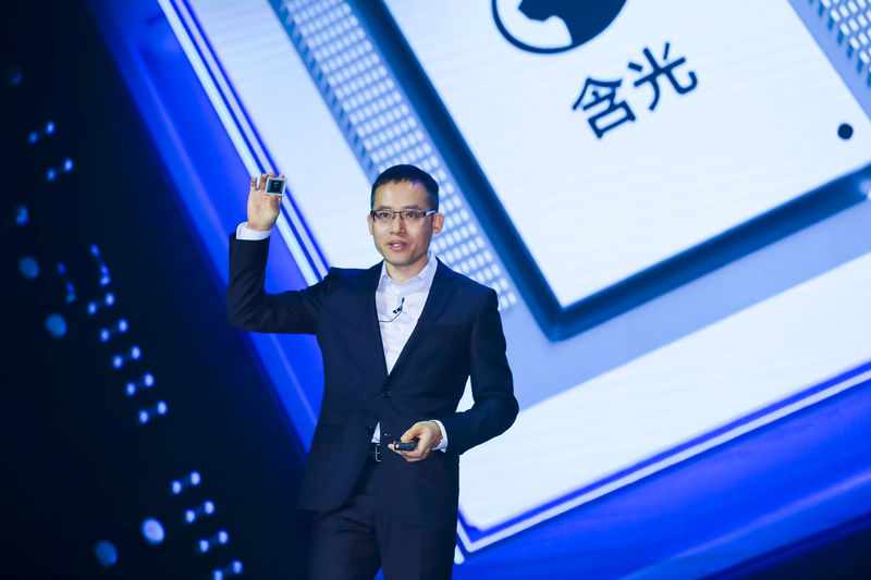 © Reuters. Alibaba's Chief Technology Officer (CTO) Jeff Zhang holds a new self-developed AI chip Hanguang 800 at the Alibaba Cloud Computing Conference in Yunqi of Hangzhou, Zhejiang