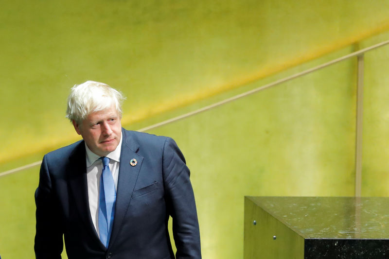 © Reuters. El primer ministro británico Johnsone sube al podio después de dirigirse a la 74a sesión de la Asamblea General de las Naciones Unidas en la sede de la ONU en la ciudad de Nueva York, Nueva York, EE. UU.